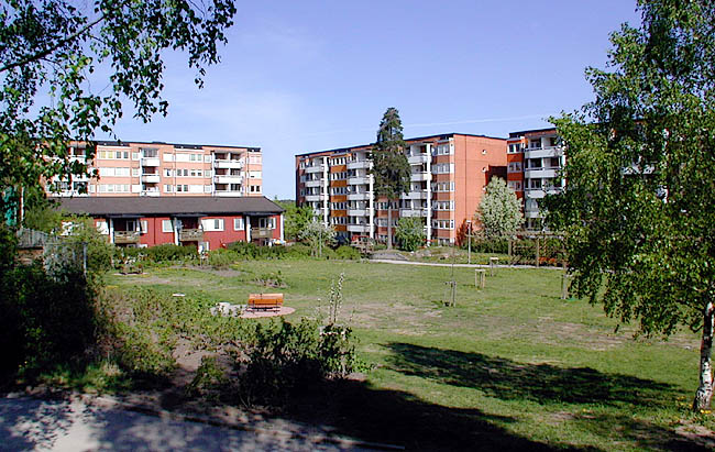Akalla, Porkala del av 3, 4 och 13 ( Lamellhusen ), Kaskö-, Sveaborg- och Porkalagatan.

Området gränsar mot en stor innergård och omringas av ett höghusområde.