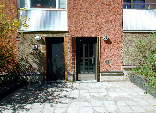 Akalla, Sveaborg 1,9,8,7, Sibeliusgången 22-28, Foto fr V, 2000-05-12, JST

Entré mot öster, notera den vackert mönstrade markbetongen.