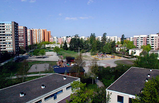 Akalla, Nystad 2-3,5, Nystadsgatan, Kotkagatan, Borgågatan.

I kvarteren Sveaborg och Nystad bildar radhusen och skivhusen halvcirklar runt två stora parkanläggningar.
