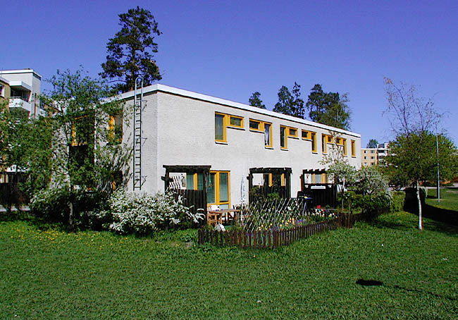 Akalla, Sveaborg 5, Nystadsgatan 2-46.

De flesta av radhusens trädgårdar vetter mot den stora parkanläggningen i mitten av området.