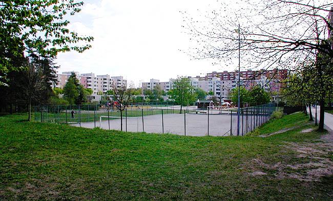 Akalla, Nystad 2 o 3, Nystadsgatan.

Parkanläggningen i kv Nystad innehåller förutom en idrottsplan även lekplatser, en damm och flera sittplatser.