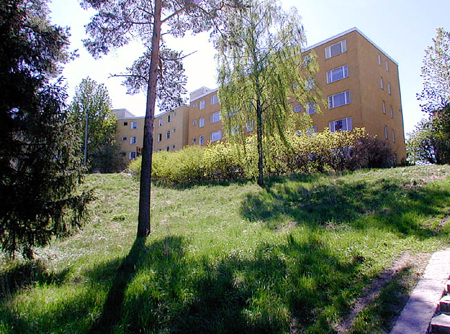 Akalla, Sveaborg 4, Saimagatan 1-53.

Husen ligger på en kulle likt en borg.

