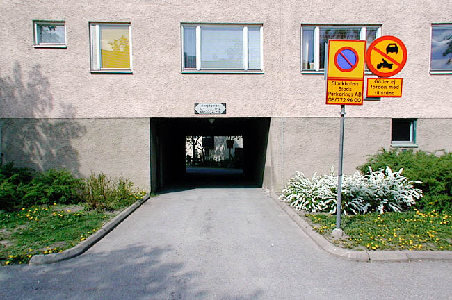 Akalla, Nystad 5, Borgågatan 2-44.

Passage till innergården.