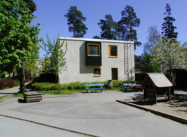 Akalla, Sveaborg 5, Nystadsgatan 2-46.

Radhuslänga.