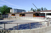 Akalla, Mariehamn 3, Mariehamnsgatan 5, Foto fr SO.

Lastplatsen i öster. Betongmuren håller barn och bilar skiljda åt..