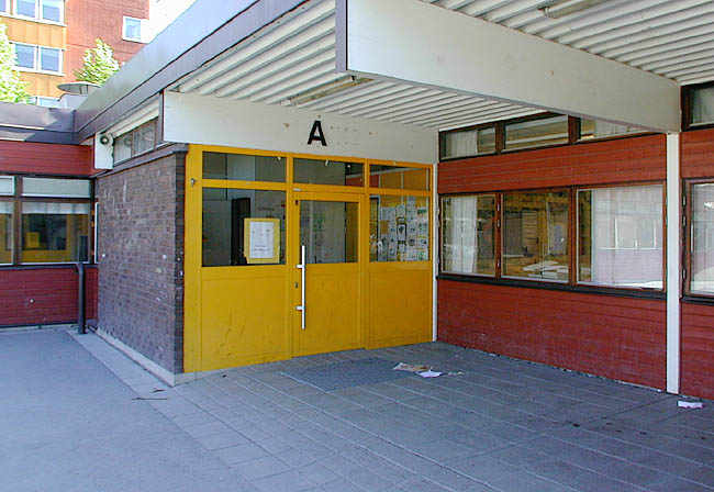 Akalla, Mariehamn 3, Mariehamnsgatan 5, Foto fr SO.

Skolans entréer har alla samma kraftigt gula färgsättning.