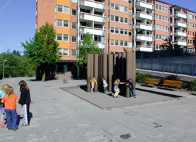 Akalla, Mariehamn 3, Mariehamnsgatan 5, Foto fr SO.

Sibeliusgången med Lars Englunds skulptur "Vattengardin" från 1979.