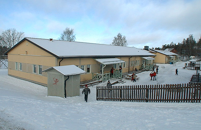 Vårberg, Söderholmen 1-2 , Våruddsringen 202.

Skolbaracken från sydost.