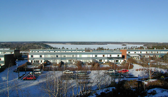 Vårberg, Laxholmen 3, 5-199, Laxholmsbacken.

Vy över radhusområdet med Mälaren i bakgrunden.


 