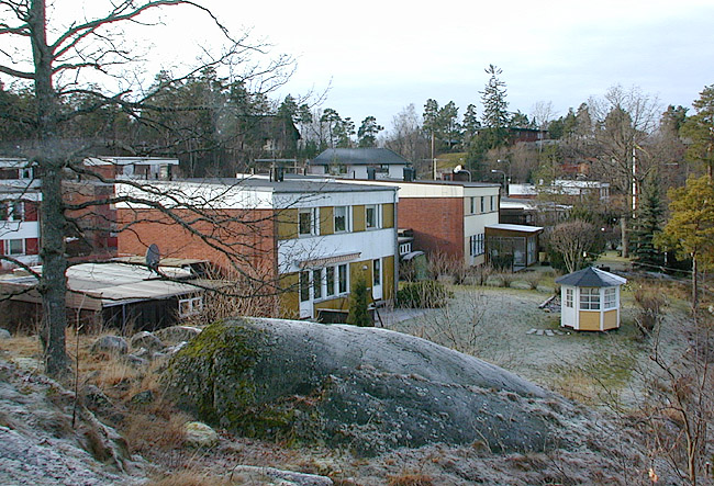 Vårberg, Lönnholmen 5 , Våruddsringen.

På villornas baksidor finns trädgårdar, ibland med uteplatser. De vetter mot den kuperade naturmarken runt området.