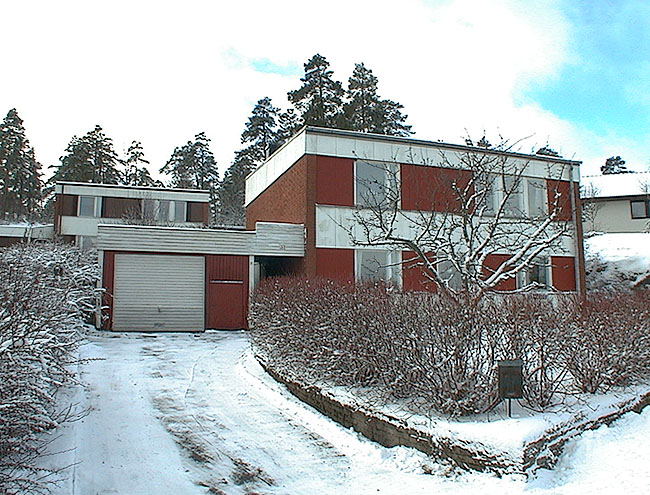 Vårberg, Ljungholmen 9, Våruddsringen.

Rött och vitt är den vanligaste färgställningen på villorna. Terrängen är kuperad.