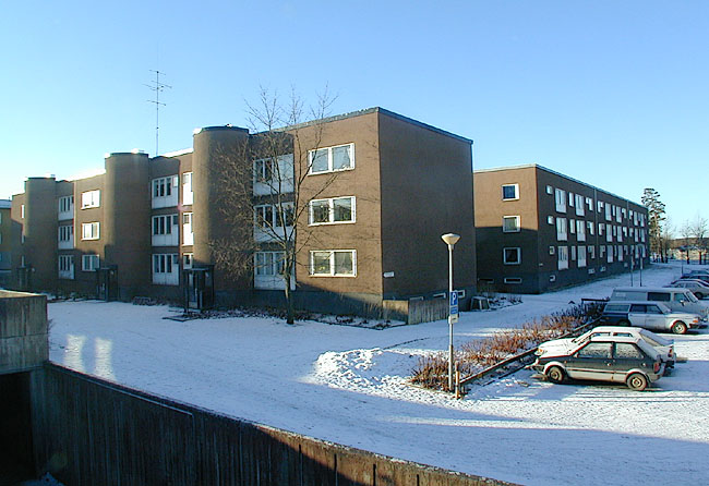 Vårberg, Bergholmen 1-2, Rönnholmsgränd 10-42.

2 av 3-våningshusen.