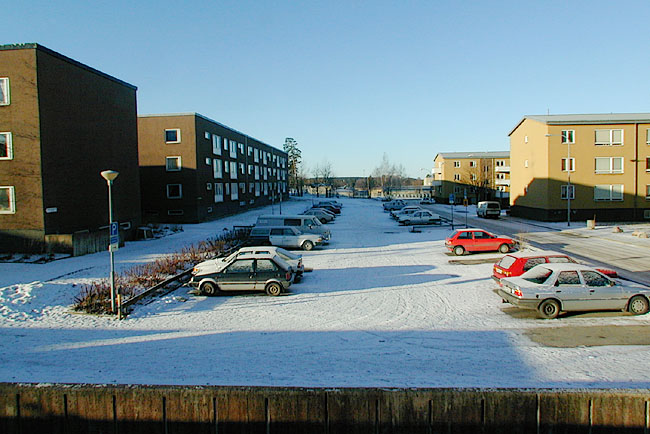 Vårberg, Bergholmen 1-2, Rönnholmsgränd 10-42.

Parkeringen norr om de västra husen.


 