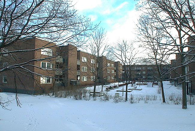 Vårberg, Bergholmen 1-2, Rönnholmsgränd 10-42.

Västra gården sedd från väster. Huset till vänster har trapphus med kvadratisk plan, övriga trapphus har halvcirkelformad plan.


 