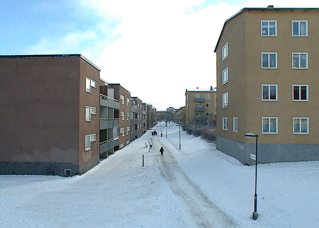 Vårberg, Bergholmen 1-2, Rönnholmsgränd 10-42.

Gångvägen som utgör områdets södra gräns.

 