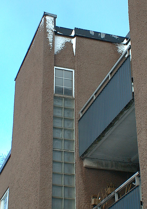 Vårberg, Bergholmen 1-2, Rönnholmsgränd 10-42.

På trapphusen sitter vertikala band av betongglas.
 