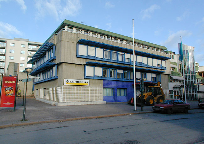 Skärholmen, Måsholmen 12, del av, Ekholmsvägen.

Fd. polisstationen.