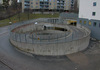 SAK02669 Skärholmen, Måsholmen 5, Äspholmsvägen 46, Foto fr SV, 2000-01, JST

Den västra nedfarten till parkeringshuset under Måsholmen 5 sker via en spiralvriden ramp i formgjuten betong. Foto från sydväst.