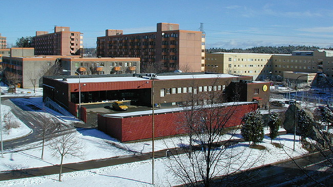 Postterminalen ligger längs Rinkeby allé i östra Rinkeby.

SAK05228 Sthlm, Rinkeby, Kvarnstenen 1, från V