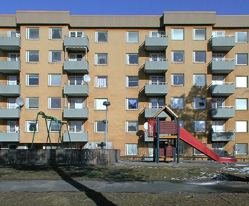 SAK05124 Sthlm, Rinkeby, Valskvarnen 1, Lillbybacken 5-21 (udda No) från sydväst

På gården söder om byggnaden finns lekplatser.


