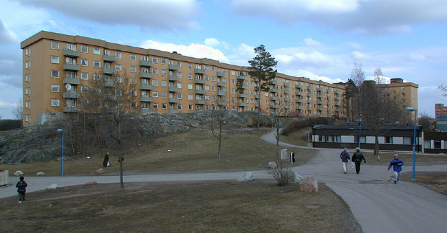 SAK05300 Sthlm, Rinkeby, Valskvarnen 1, Lillbybacken 5-21 (udda No) från V

Gården längsmed byggnadens södra sida domineras i sin västra del av en stor bergsknalle, upp till huset löper en gångväg. Till höger en av Kvarnbyskolans byggnader.





