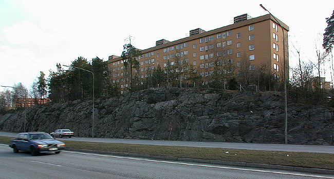 SAK05303 Sthlm, Rinkeby, Valskvarnen 1, Lillbybacken 5-21 (udda No) från N

 Byggnadens norra fasad. I förgrunden Hjulstavägen.





