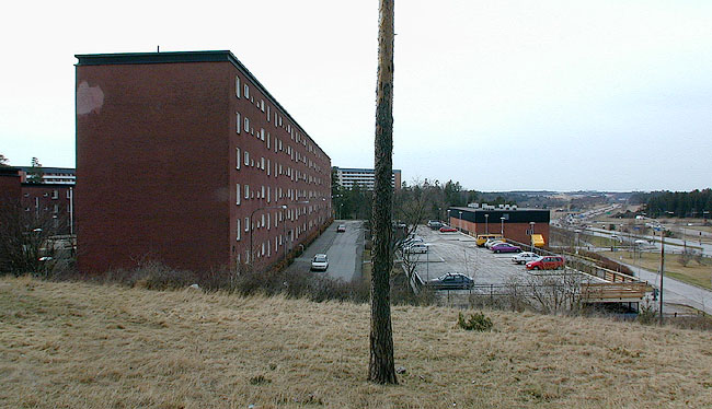 6-våningshuset bildar en skyddande mur mot E18 som löper strax nedanför.

SAK07179 Sthlm, Tensta, Drevinge 1, Föllingebacken 9-39, från nordost


















