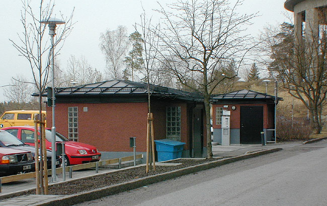 Vid parkeringen finns två nybyggda sophus av samma modell som i kvarteren Järinge och Dyvinge. 

SAK07256 Sthlm, Tensta, Bälinge 1, Föllingebacken 6,8, från sydväst




















