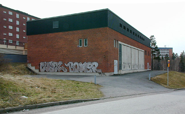 Intill parkeringshuset finns en transformatorstation.

SAK07193 Sthlm, Tensta, Bälinge 1, Föllingebacken 6,8, från nordost




















