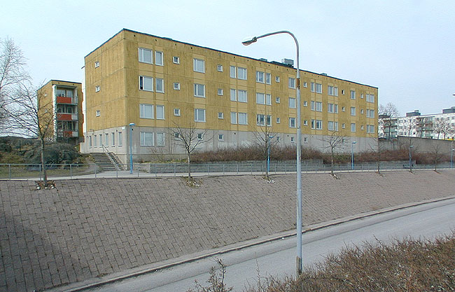 SAK07326 Sthlm, Tensta, Hasslinge 1, Elinsborgsbacken 18-44 (jmn nr) från ost

Området ligger intill matargatan Hagstråket.





















