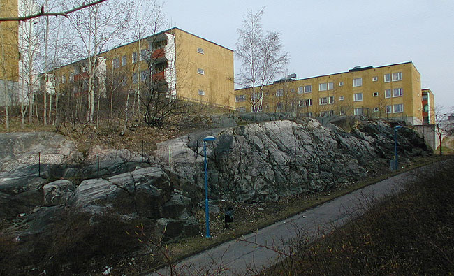 SAK07316 Sthlm, Tensta, Hasslinge 1, Elinsborgsbacken 18-44 (jmn nr) från sydväst

Bebyggelsen ligger på en platå.





















