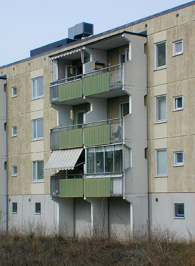 SAK07318 Sthlm, Tensta, Elinsborg 1, Elinsborgsbacken 19-35 (udda nr) från syd

Balkongerna bärs upp av vita dekorativt utformade betongelement. Vissa balkonger har blivit inglasade.

















