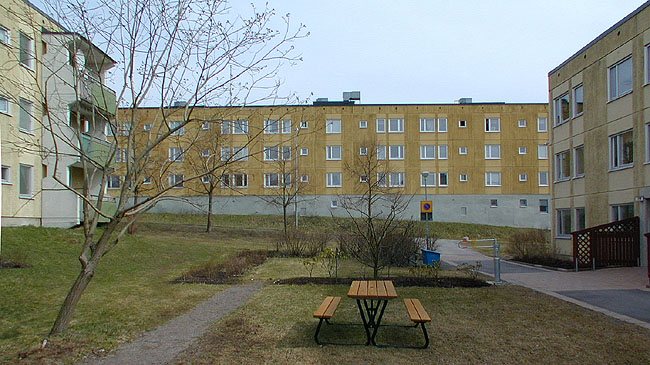  Sthlm, Tensta, Elinsborg 1, Elinsborgsbacken 19-35 (udda nr) från väst

Gård i kvarteret Elinsborg.



















