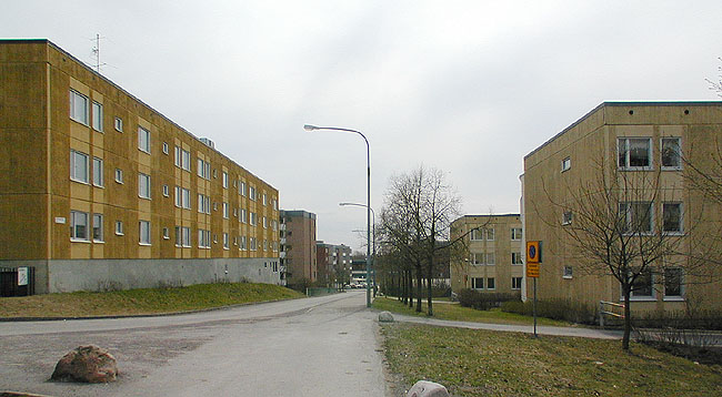 SAK07322 Sthlm, Tensta, Elinsborg 1, Elinsborgsbacken 19-35 (udda nr) från norr

Området delas i två delar av säckgatan Elinsborgsbacken. Byggnaderna i kvarteret Hasslinge (till vänster) har en mörkare gul kulör än byggnaderna i kvarteret Elinsborg (till höger).




















