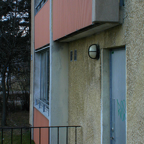 Del av fasad. Balkongerna har fronter av glasfiber. 

SAK07128 Sthlm, Tensta, Husinge 2, Husingeplan 2-40 (jmn nr) från sydost


















