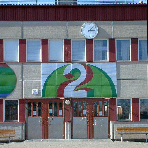 SAK07055 Sthlm, Hjulsta, Harlinge 1, Hjulsta backar 4,6, från sydost

Entréparti påhuvudbyggnaden. Fasaderna består av borstade betongelement.

