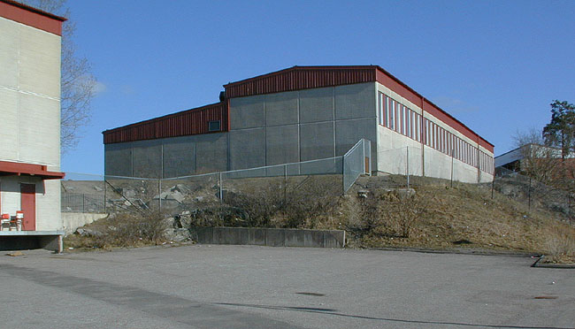 SAK07060 Sthlm, Hjulsta, Harlinge 1, Hjulsta backar 4,6, från väst 

Gymnastikbyggnaden omges av branta sluttningar.

