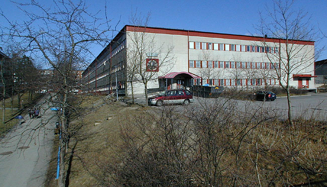 SAK07061 Sthlm, Hjulsta, Harlinge 1, Hjulsta backar 4,6, från sydväst

Huvudbyggnadens sydvästfasad.


