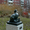 Gården pryds av bronsskulpturen "Dansk andmor" av Therese Lueheschitz-Jensen.

SAK07330 Sthlm, Tensta, Hjälminge 1, Elinsborgsbacken 6-12 (jmn nr) från norr

