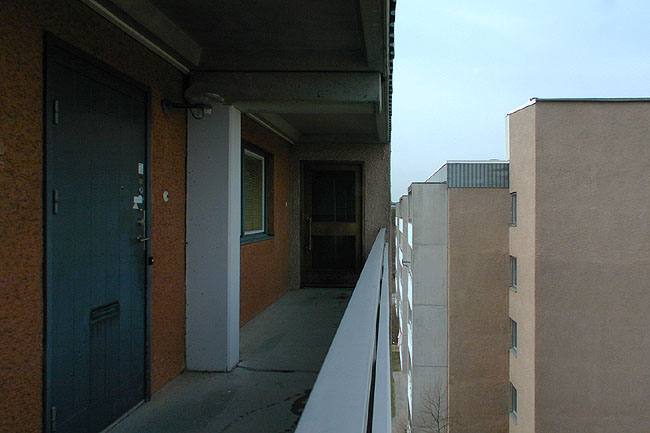 Såväl lägenhetsdörrar och loftgångsdörrar är ursprungliga trädörrar.

SAK07332 Sthlm, Tensta, Hjälminge 1, Elinsborgsbacken 6-12 (jmn nr) från sydost

