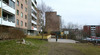 Den västra gården är försedd med en basketplan.

SAK07337 Sthlm, Tensta, Hjälminge 1, Elinsborgsbacken 6-12 (jmn nr) från nordväst

