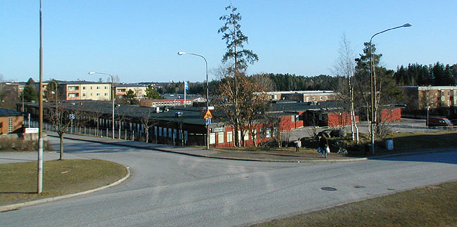 Järingeskolan i västra Tensta utgör komvuxskola.

SAK07156 Sthlm, Tensta, Järinge 2, Järingegränd 4, från nordväst