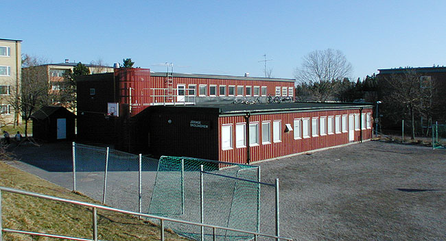 Framför den fd gymnastikbyggnaden finns en fotbollsplan.

SAK07153 Sthlm, Tensta, Järinge 2, Järingegränd 4, från nordväst