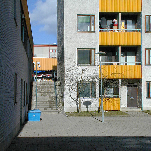 Trappa mellan Hjulsta torg och platsen bakom loftgångshuset. 

SAK07021 Sthlm, Hjulsta, Centrum, Stafsinge 1, Lästringe 4, Hjulsta Torg 1-3, från sydväst