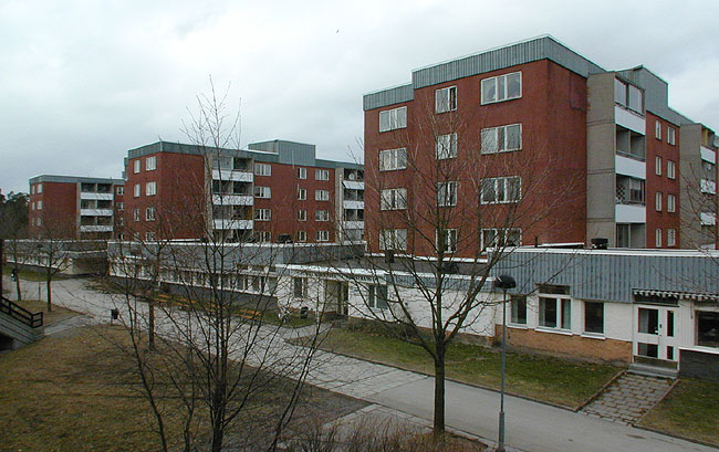 De fyra lamellhusen sammanlänkas av en envåningslänga.

SAK07131 Sthlm, Tensta, Stranninge 1, Elinborgsbacke 3-9 (udda nr) från sydost