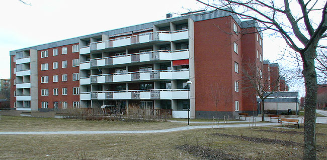 Den västra byggnaden har sannolikt fått tillbyggda balkonger.

SAK07138 Sthlm, Tensta, Stranninge 1, Elinborgsbacke 3-9 (udda nr) från väst