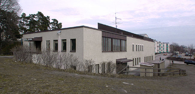 SAK07218 Sthlm, Tensta-Hjulsta, Tisslinge 10, Tisslingeplan 30-34 (jmn Nr), från

Kyrkan sedd från sydväst.










