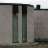 SAK07222 Sthlm, Tensta-Hjulsta, Tisslinge 10, Tisslingeplan 30-34 (jmn Nr), från NO

Kyrkan har på många ställen höga smala fönster.














