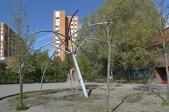 Skulptur av Leif Bolter framför skolans huvudentré. I bakgrunden trappor upp till Sibeliusgången. 

SAK09068 Stockholm, Akalla, Brahestad 1, Sibeliusgången 11-15, från SV


















