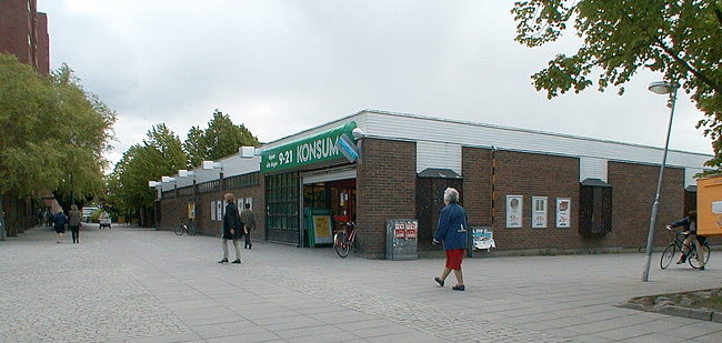Konsumbutiken ligger centralt placerad utmed Sibeliusgången, mittemot tunnelbanan. 

SAK09110 Stockholm, Akalla, Helsingfors 1, Villmanstrandsgatan 6, från N























